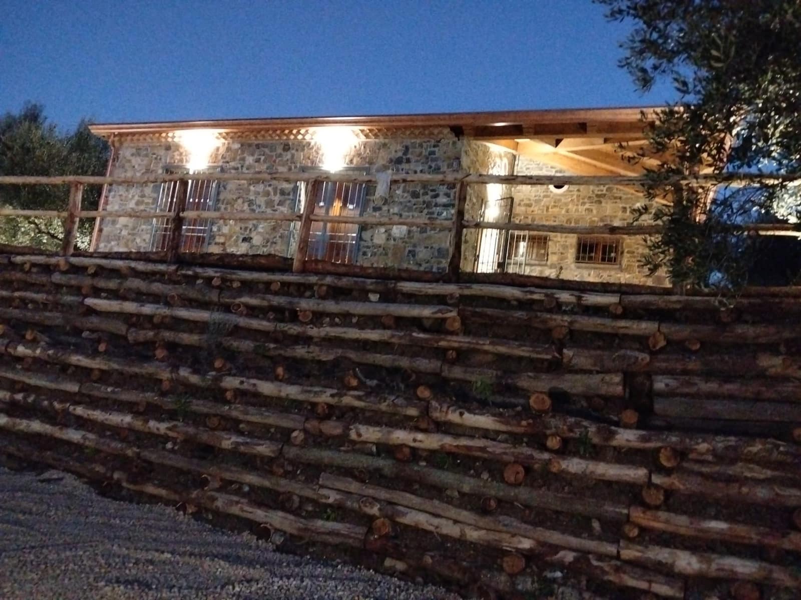 Vecchio Carrubo - casale in pietra al crepuscolo, Località Carrubo, Ascea (Cilento) Casale in pietra dell'Agriturismo Vecchio Carrubo illuminato di sera tra gli ulivi ad Ascea, Cilento