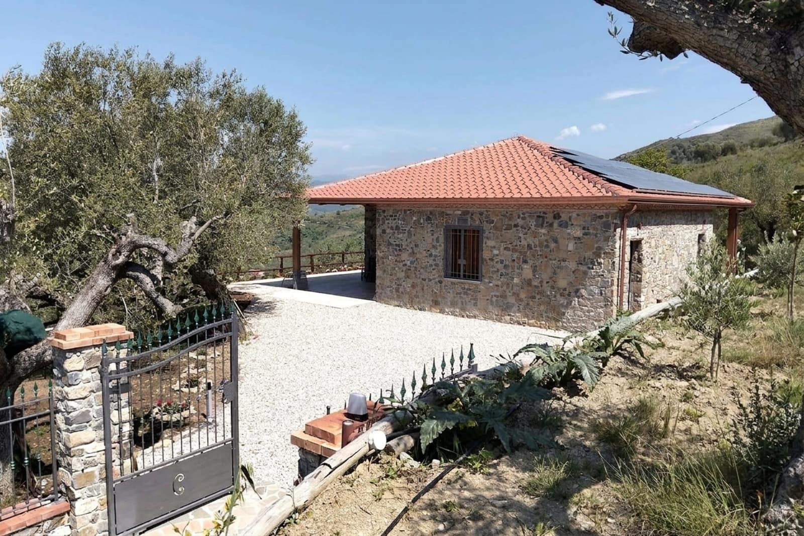 Agriturismo Vecchio Carrubo — Ascea, Cilento (SA) Agriturismo Vecchio Carrubo ad Ascea (Salerno) — casale in pietra tra ulivi secolari nel Parco Nazionale del Cilento, Vallo di Diano e Alburni
