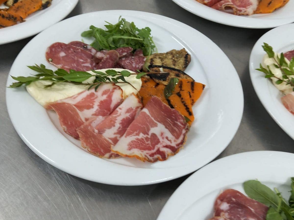 Antipasto cilentano con salumi, formaggi e verdure grigliate ad Vecchio Carrubo