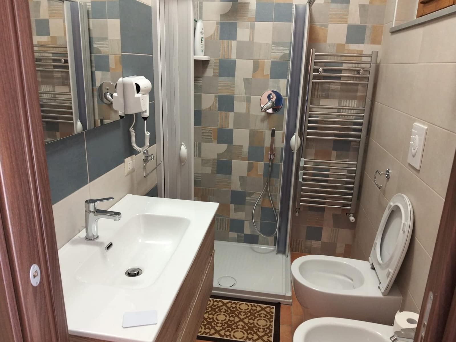Bagno privato Camera del Fico - Vecchio Carrubo, Ascea Cilento Bagno privato Camera del Fico con doccia, lavabo e termoarredo - Vecchio Carrubo, Ascea