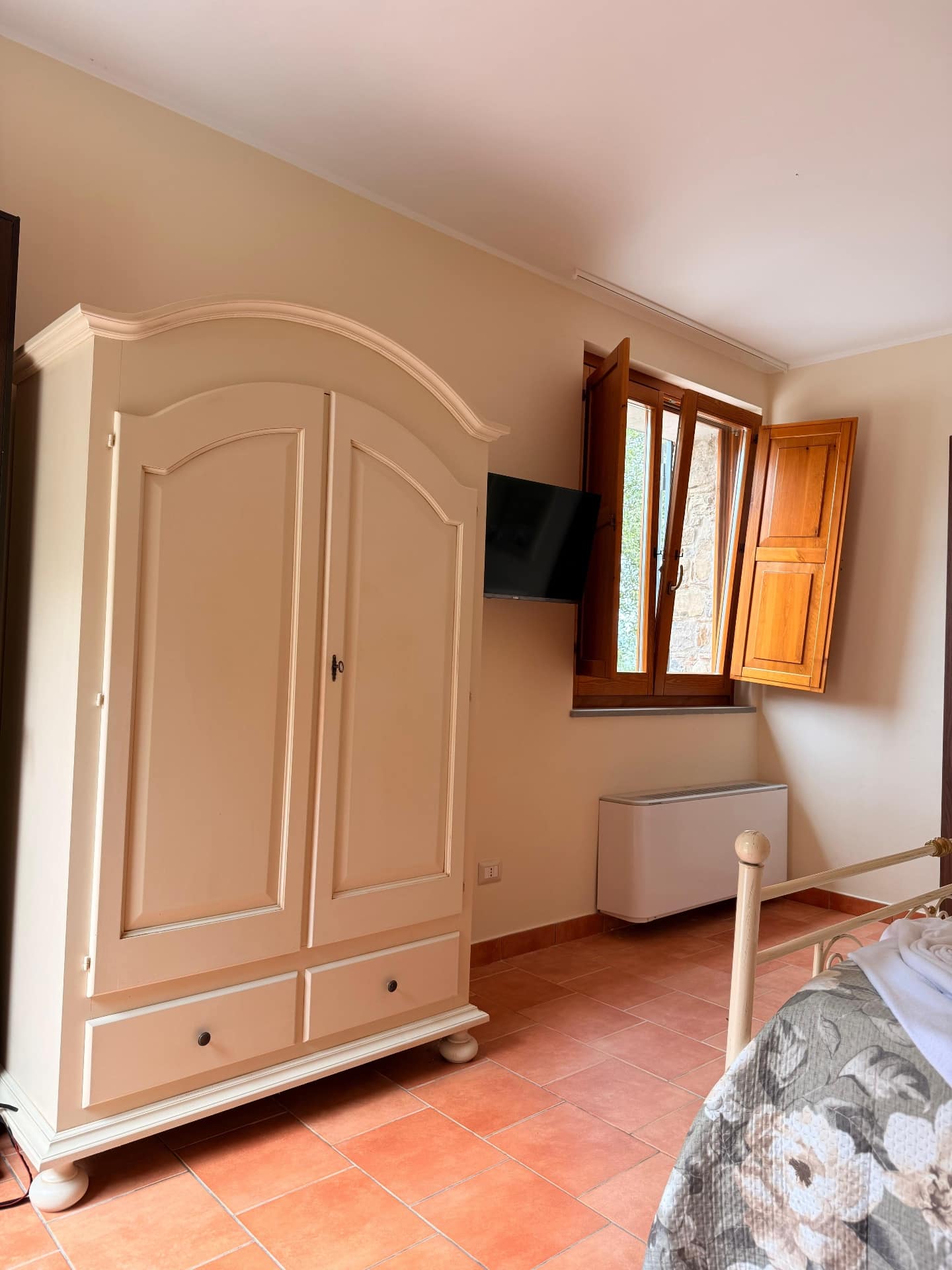 Arredo elegante con armadio in legno chiaro, TV e finestra in legno — Camera del Fico, Vecchio Carrubo