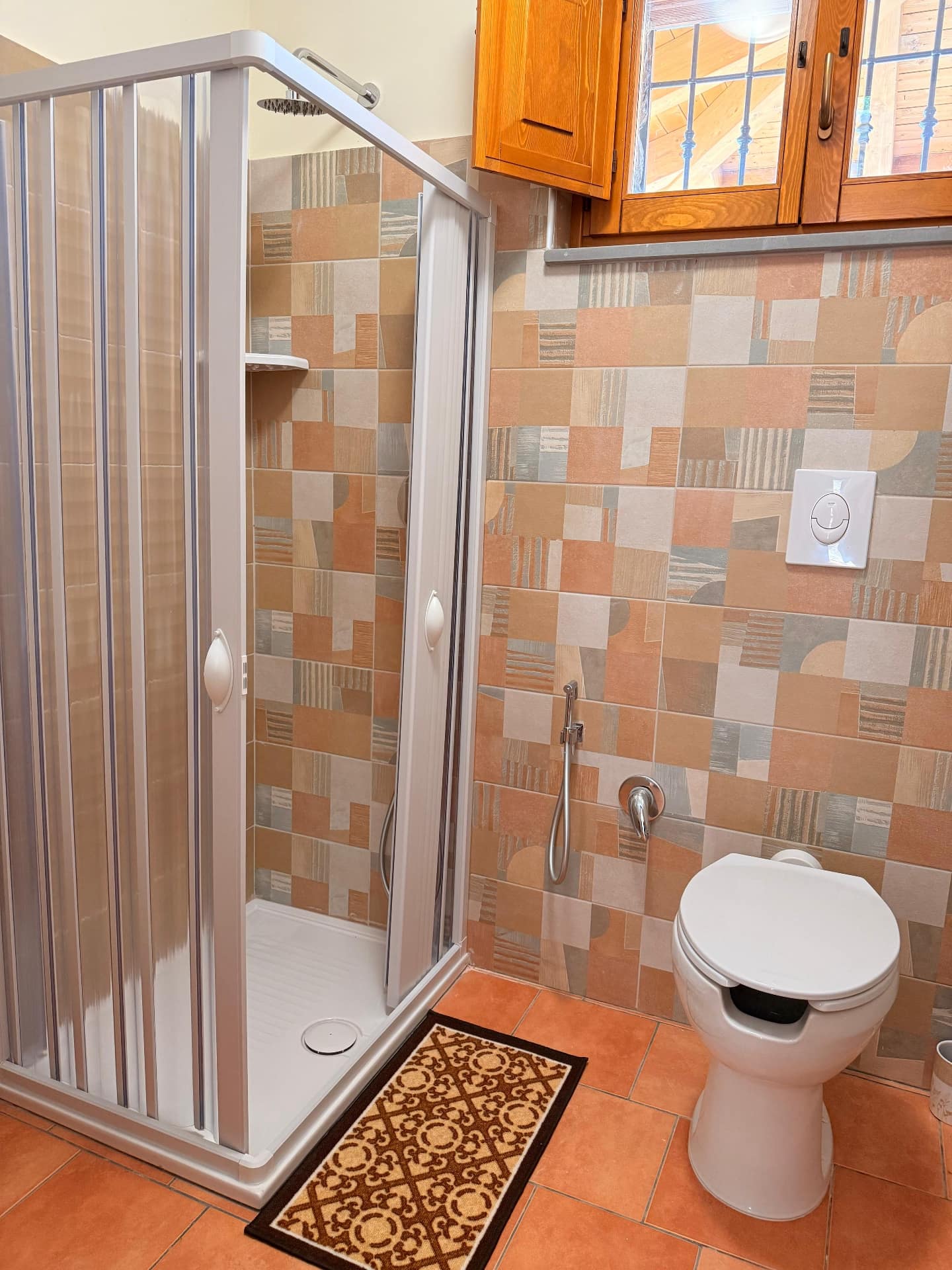 Doccia con soffione a pioggia e bidet nel bagno della Camera del Fico nel Cilento