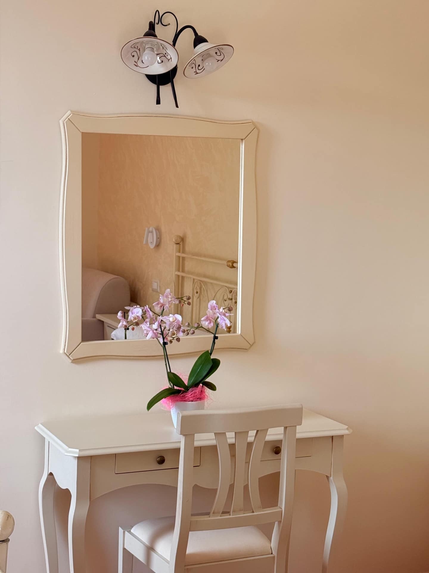 Dettaglio scrittoio con specchio e orchidea fresca — Camera del Fico, agriturismo nel Cilento
