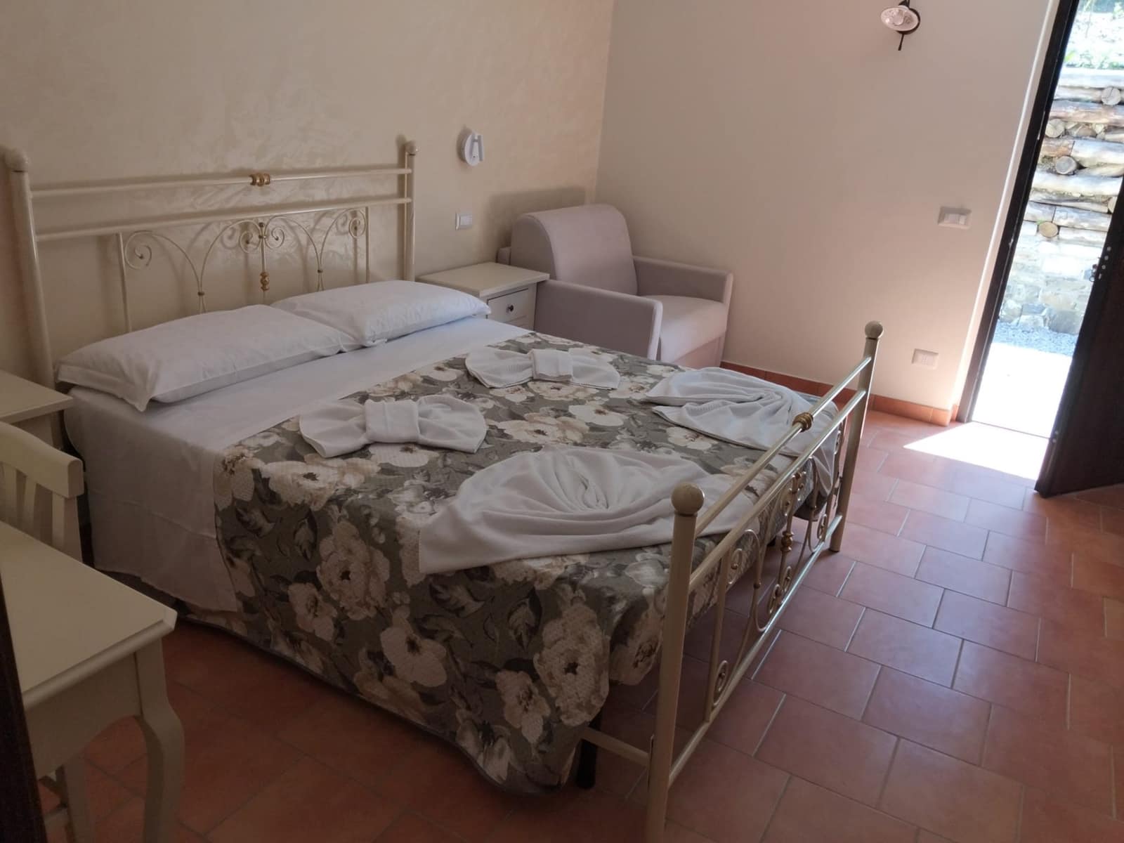 Camera del Fico - Vecchio Carrubo, Ascea Camera del Fico - letto matrimoniale in ferro battuto, Agriturismo Vecchio Carrubo, Località Carrubo Ascea, Cilento