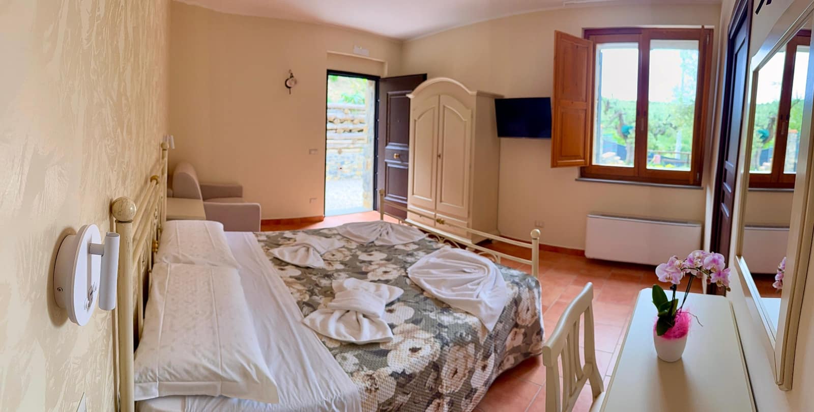 Vista panoramica della Camera del Fico con accesso indipendente al giardino — agriturismo nel Cilento