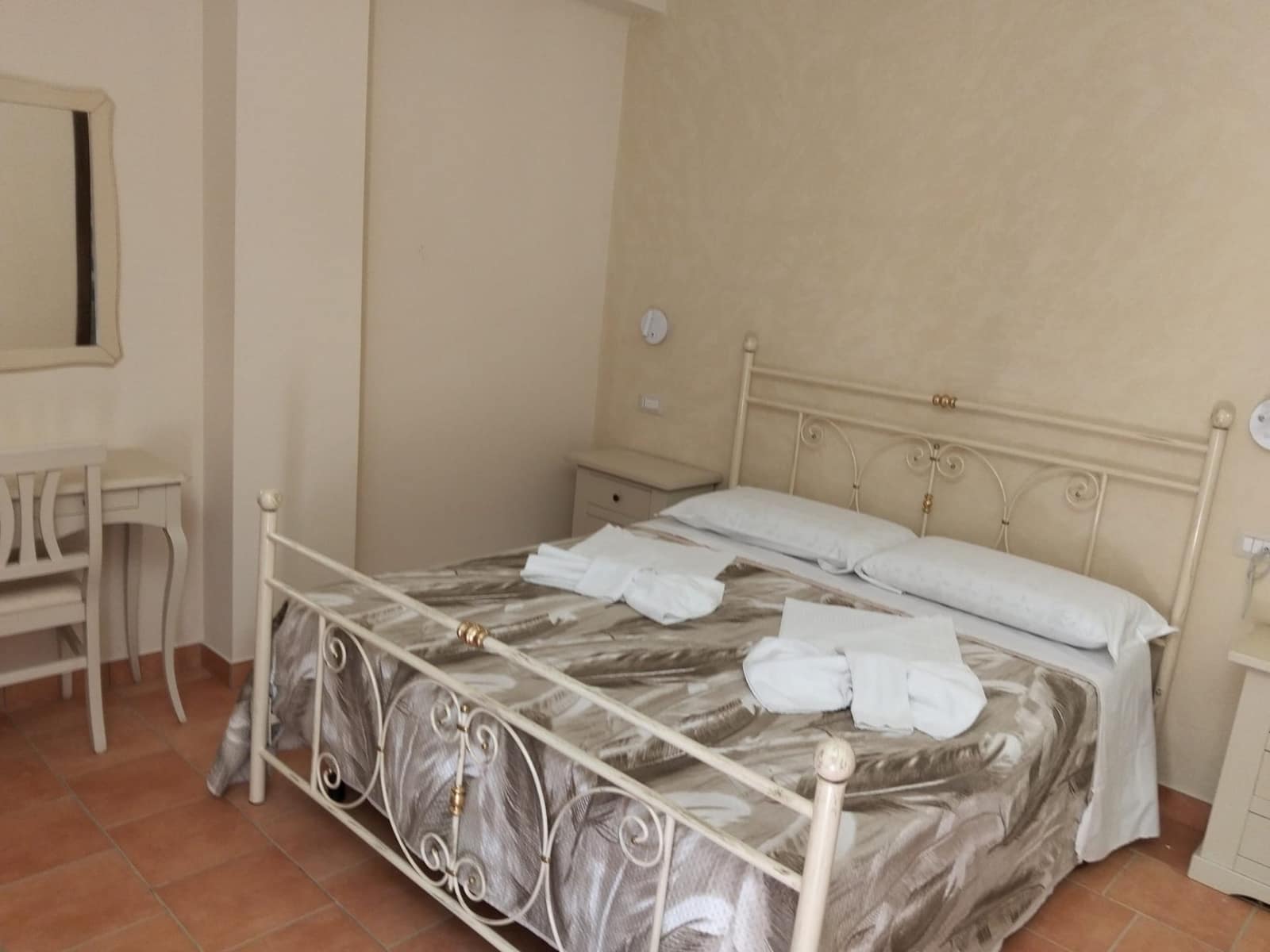 Letto matrimoniale e scrivania nella Camera del Fico - Ascea, Cilento Letto matrimoniale e scrivania nella Camera del Fico - Ascea, Cilento