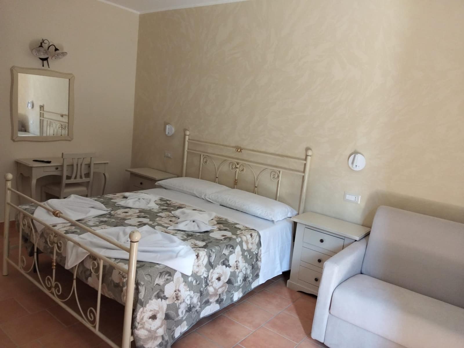 Comfort della Camera del Fico - Vecchio Carrubo, Ascea Camera del Fico vista d'insieme con divano e letto matrimoniale - Agriturismo Vecchio Carrubo, Ascea Cilento