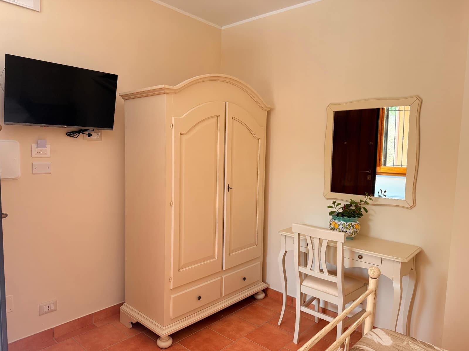 Dettaglio arredo rustico elegante con armadio e scrittoio - Camera dell'Ulivo, agriturismo Cilento