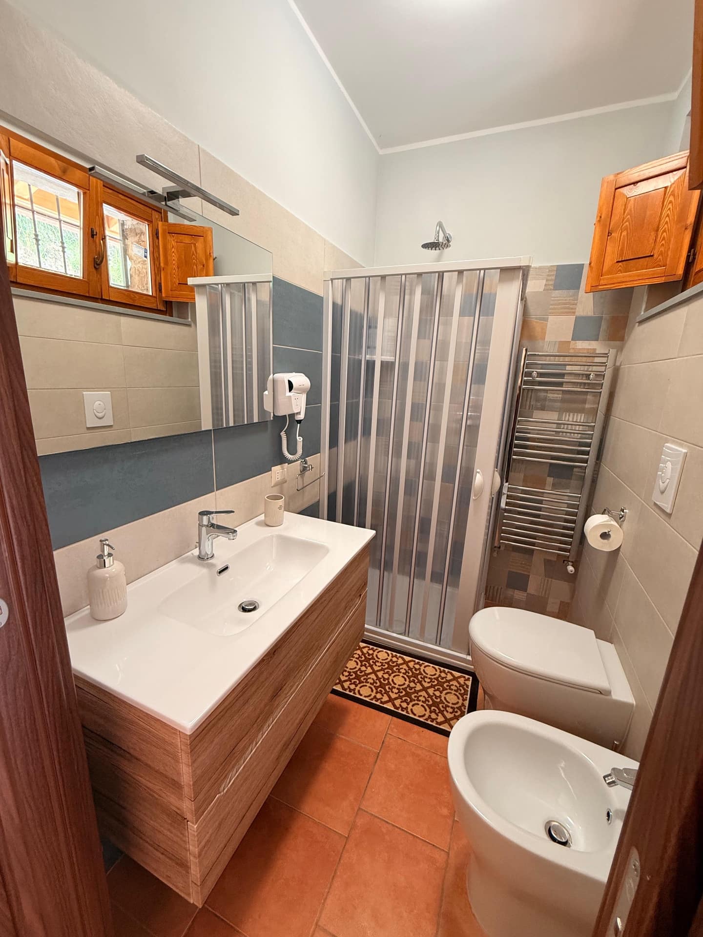 Bagno privato moderno della Camera dell'Ulivo all'agriturismo Vecchio Carrubo ad Ascea