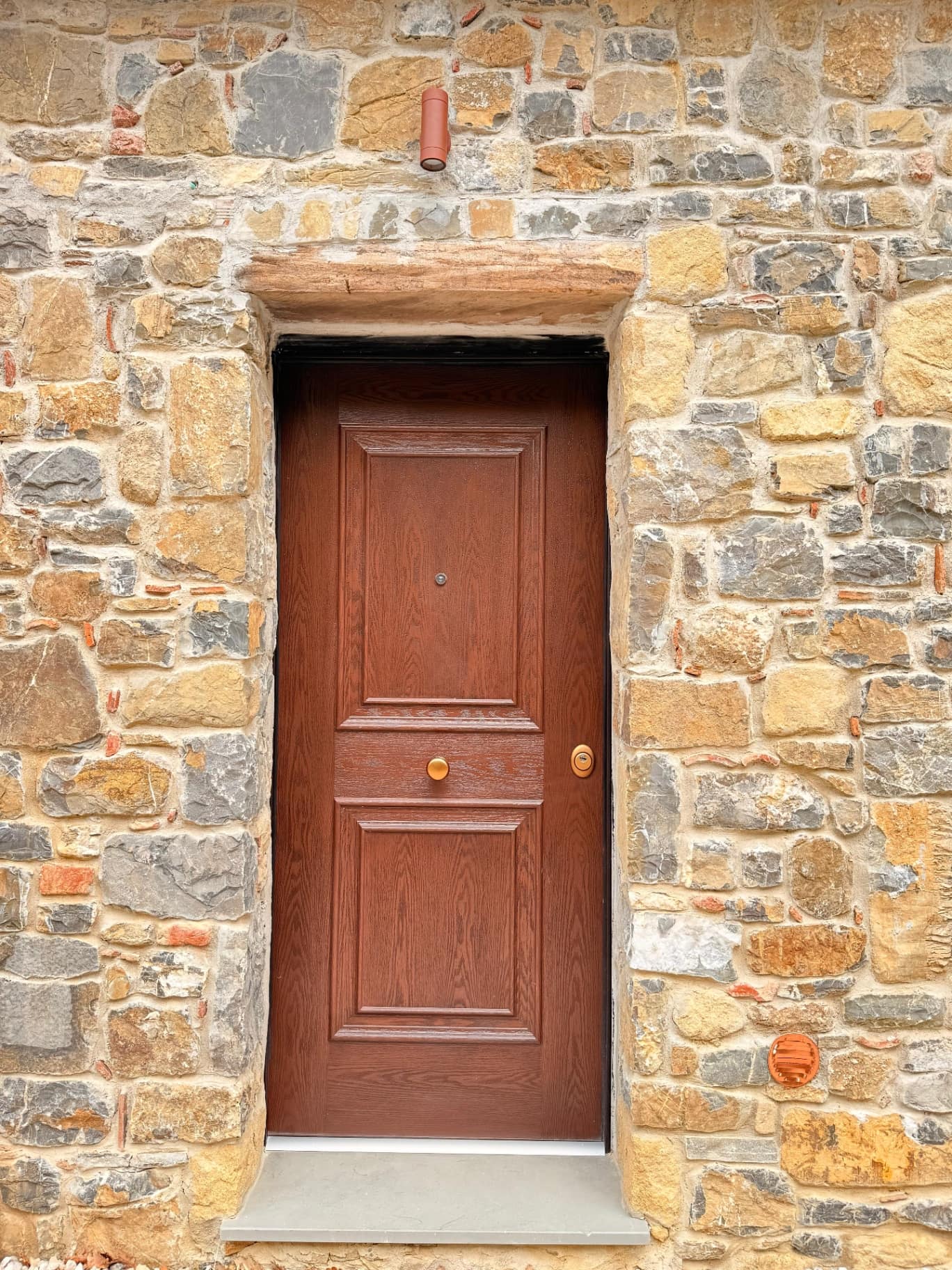 Ingresso indipendente in pietra naturale della Camera dell'Ulivo - agriturismo nel Cilento