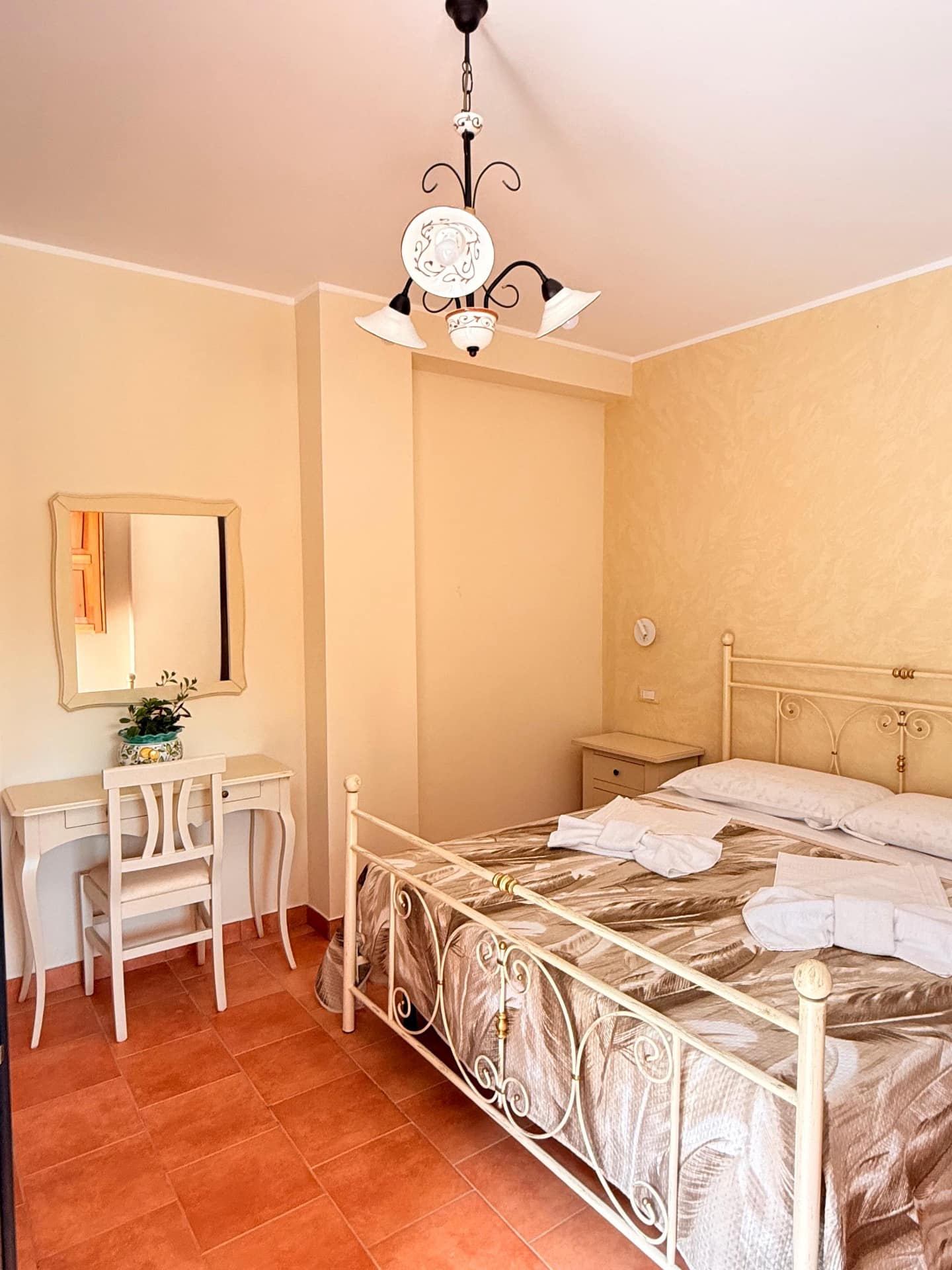 Letto matrimoniale in ferro battuto della Camera dell'Ulivo nel Cilento