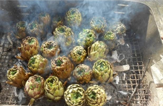 Carciofi alla brace cotti sul fuoco, cucina contadina del Cilento — Vecchio Carrubo