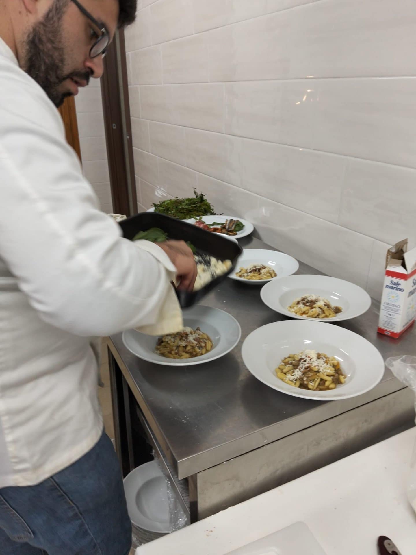 Chef durante l'impiattamento dei cavatelli nella cucina di Vecchio Carrubo, Ascea