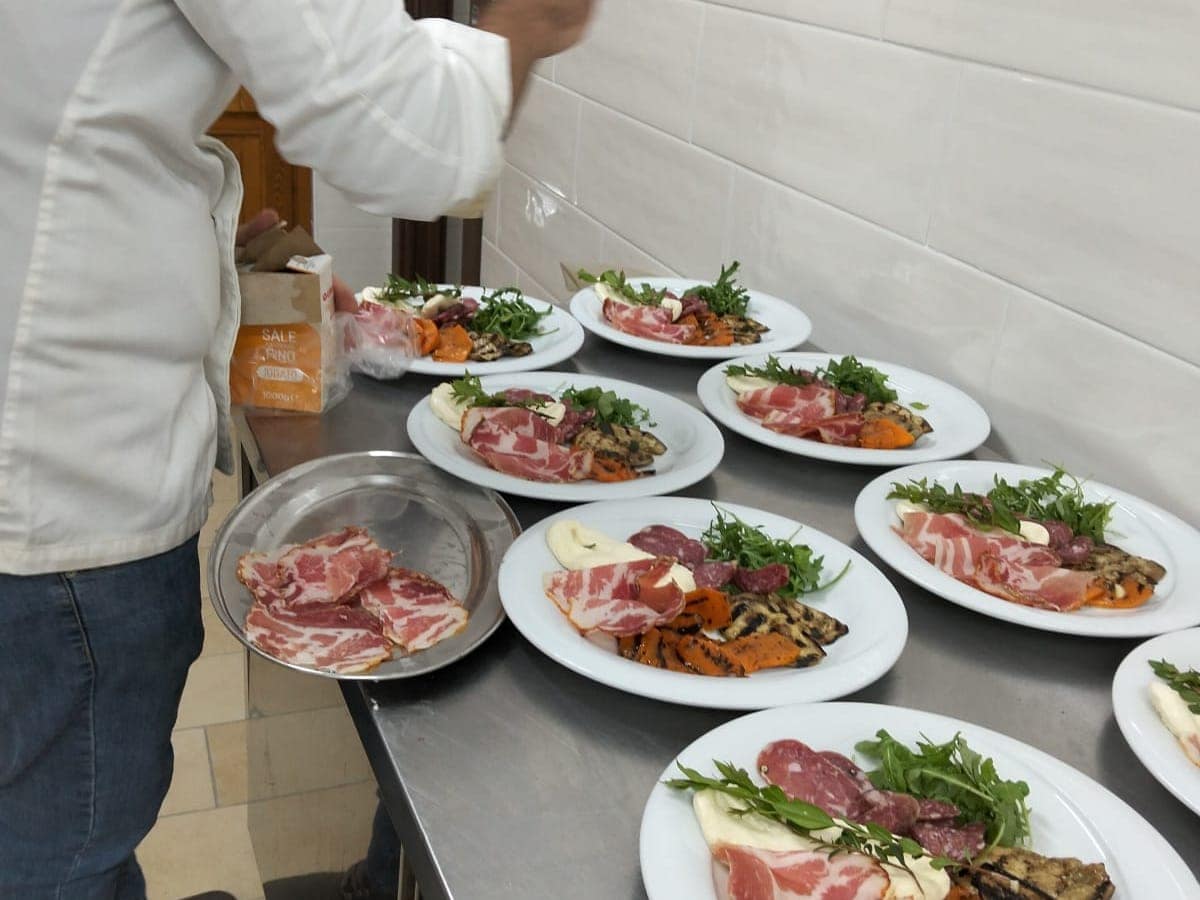 Chef durante l'impiattamento nella cucina di Vecchio Carrubo