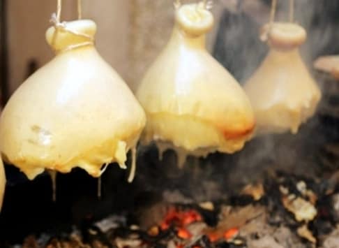 Caciocavallo impiccato alla brace, cucina tipica cilentana — Vecchio Carrubo, Ascea