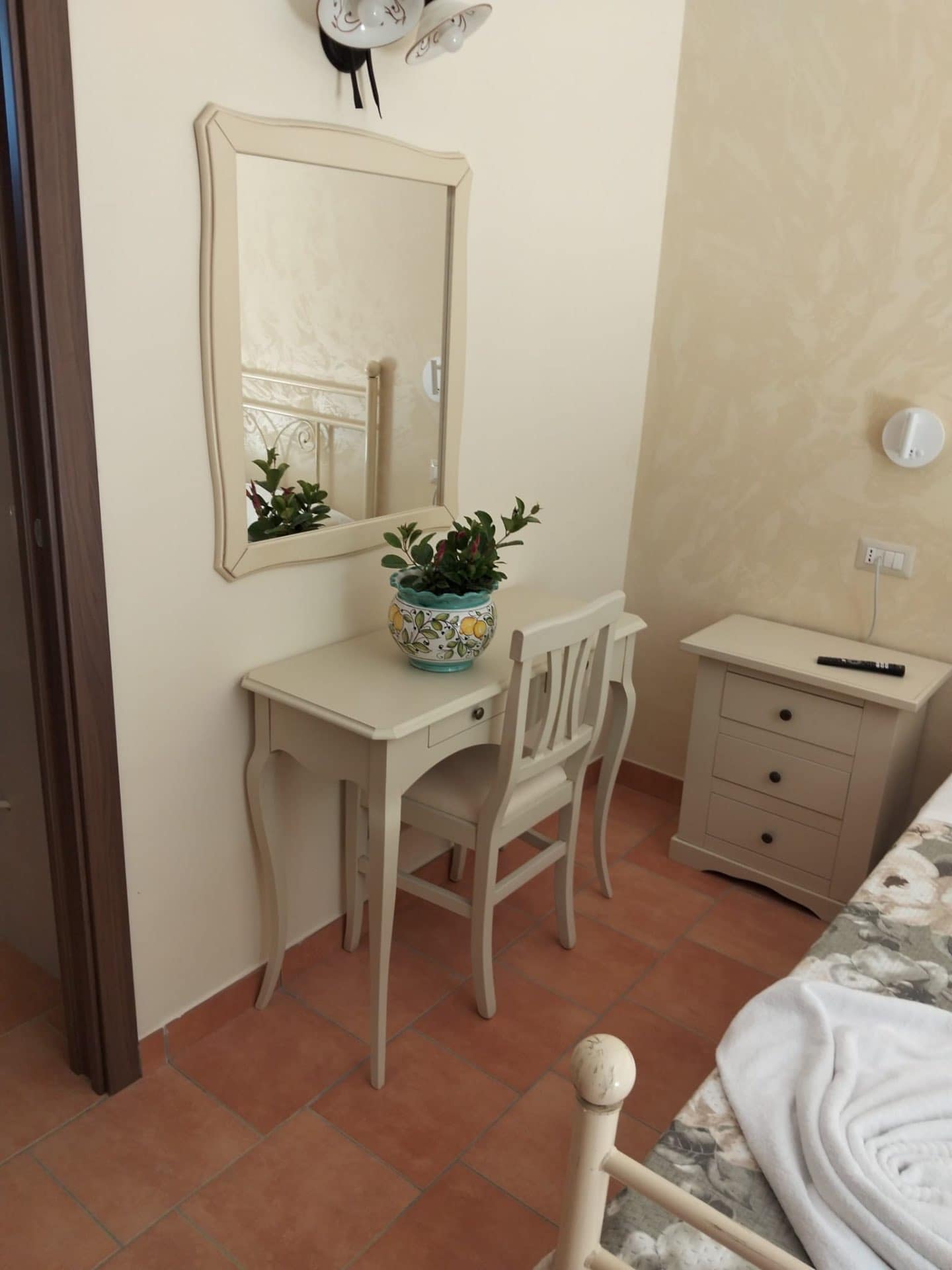 Dettagli d'arredo - Camera del Fico, Ascea Cilento Dettaglio scrittoio con ceramica artigianale - Camera del Fico, Vecchio Carrubo Ascea