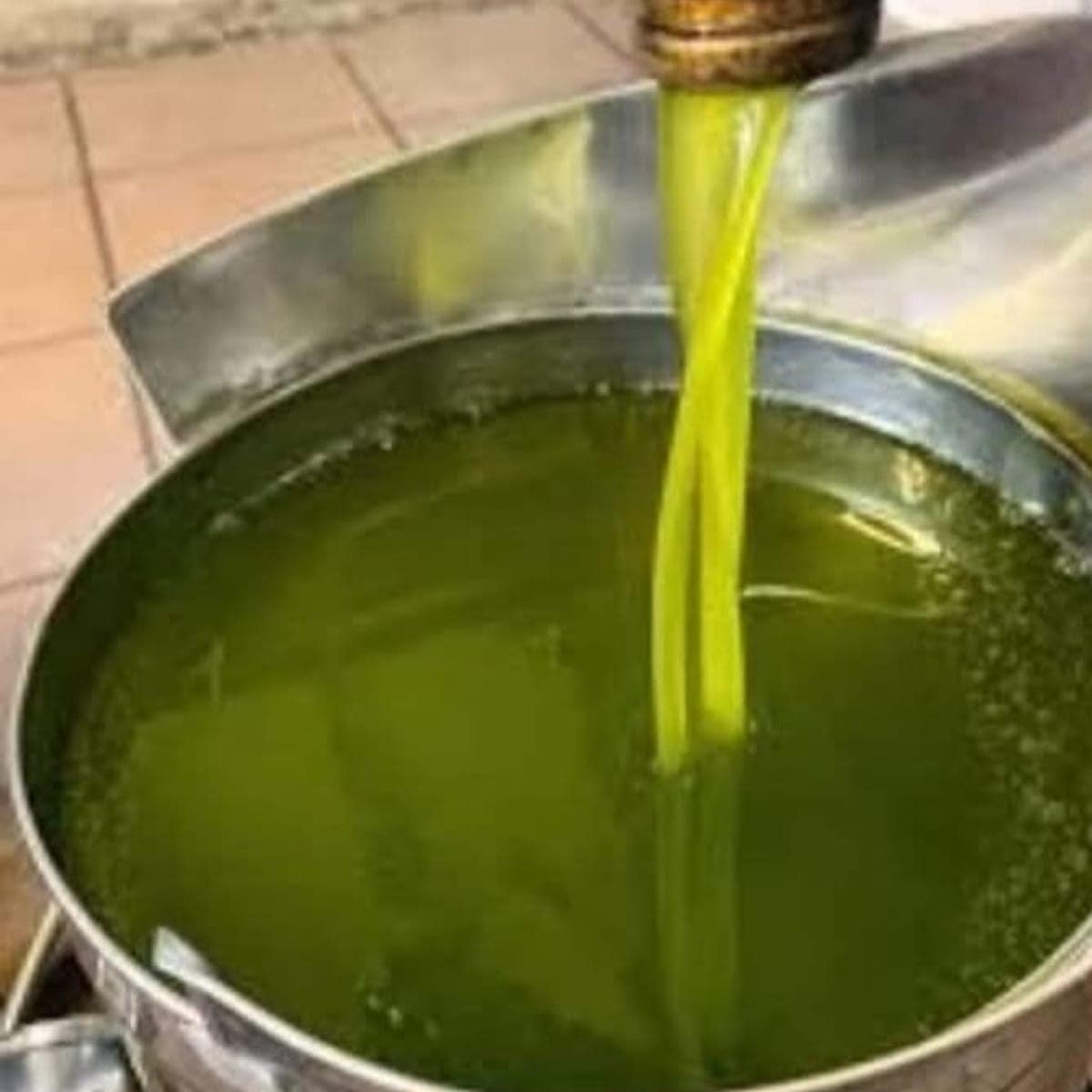 Olio extravergine d'oliva prodotto nella tenuta Vecchio Carrubo