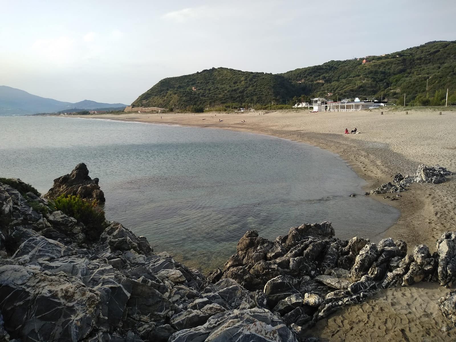 Scogliera e mare cristallino di Ascea Marina, Bandiera Blu del Cilento in provincia di Salerno