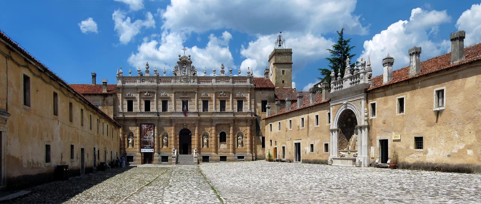 Chiostro monumentale della Certosa di San Lorenzo a Padula, patrimonio UNESCO nel Vallo di Diano