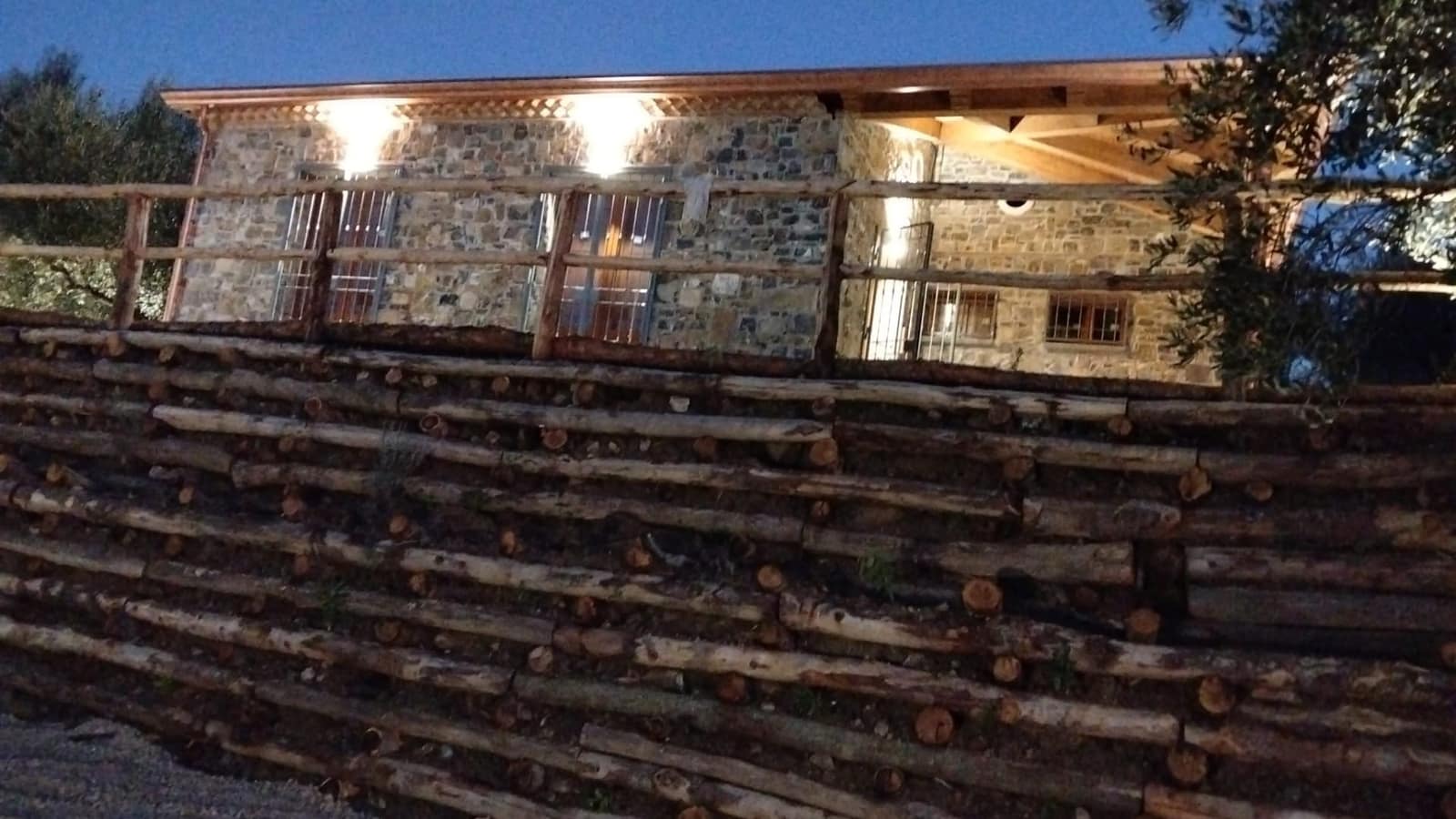 Vecchio Carrubo al tramonto — cena in agriturismo nel Cilento