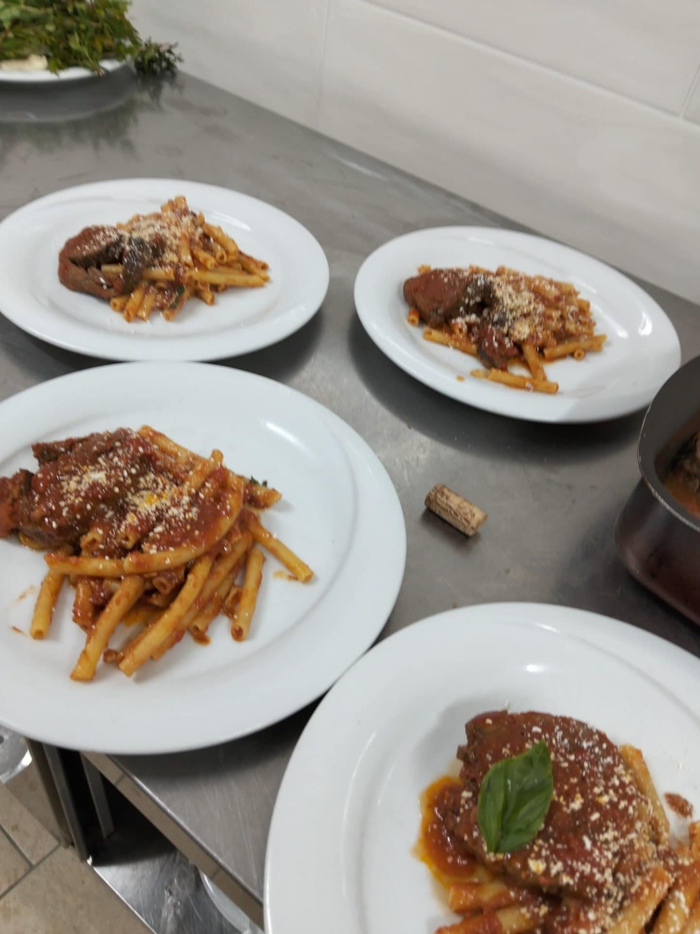 Ziti spezzati al ragù napoletano, cucina cilentana — Vecchio Carrubo, Località Carrubo Ascea